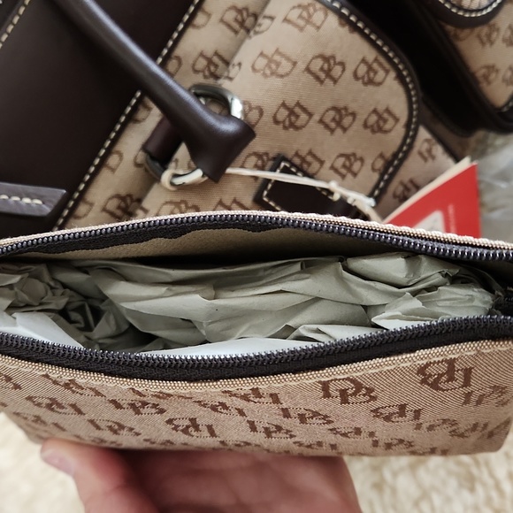 Beautiful NWT Dooney & Bourke Large Double Pocket Signature Tote Set 🤎👜 - Picture 7 of 17